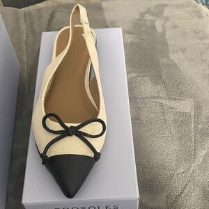 AEROSOLES Women's Black and Cream Bow Flats